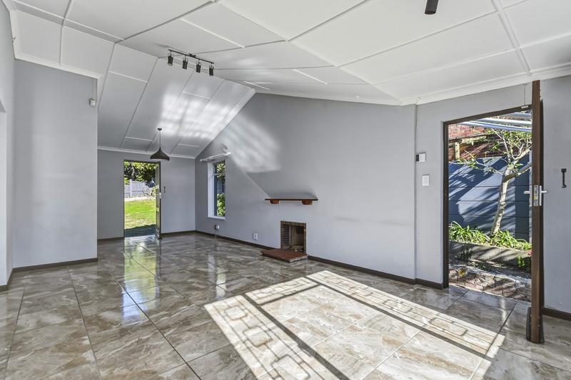 To Let 4 Bedroom Property for Rent in Lakeside Western Cape